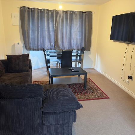 Lovely 2 Bedroom Family Holiday Home Thamesmead  Exterior photo